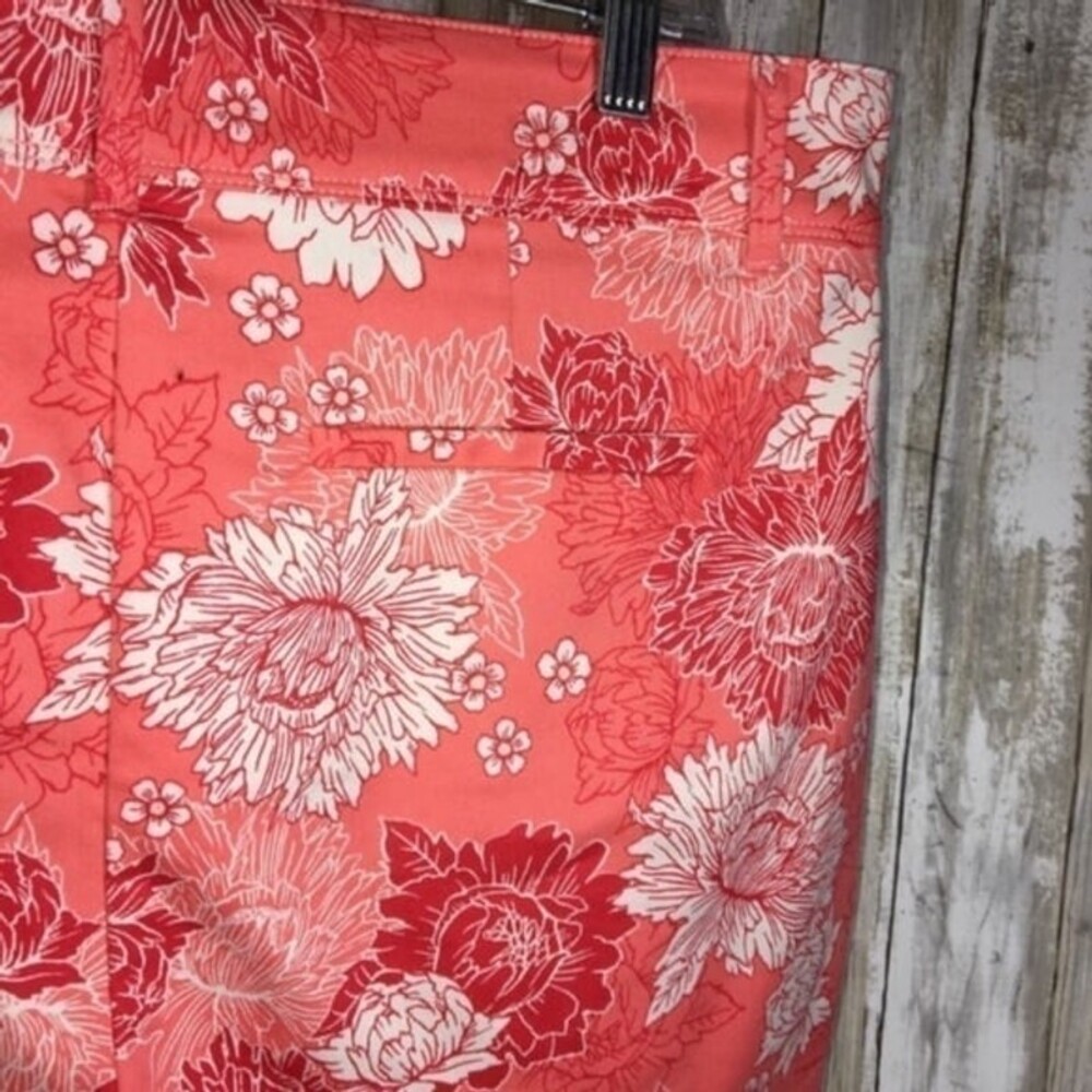 Isaac Mizrahi Peony Floral Midi Shorts Size 8 - Picture 5 of 7